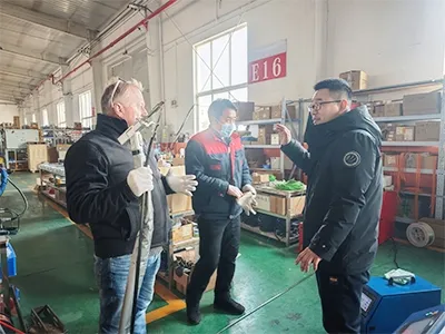 Laser Weld Machines를 구매 한 후 남아프리카 고객이 Unitek Laser Factory를 방문합니다.